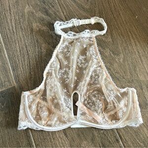 Victoria’s Secret / Nude White Dandelion Scallop High Neck Halter Bra